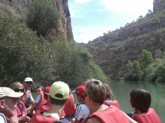 Navegando en una balsa de rafting